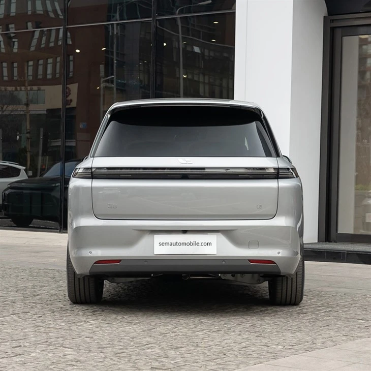  Li L8 is  luxury mid-size crossover SUV